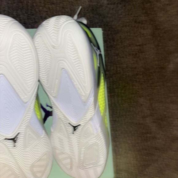 New Air Jordan Heir Basketball Shoes - Color - Sail/Black/Volt - Size 11 - Picture 5 of 16